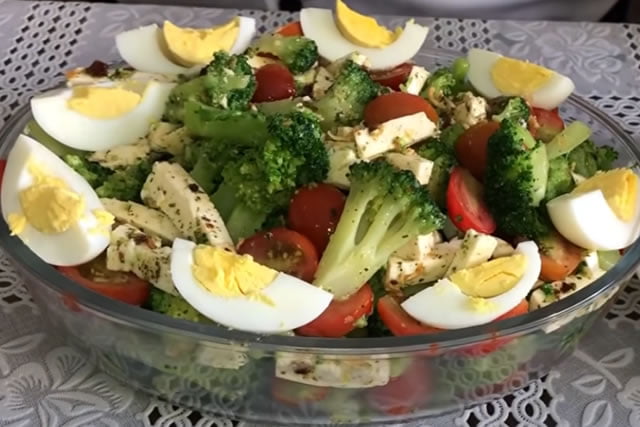 salada de brócolis com tomate e ovos cozidos