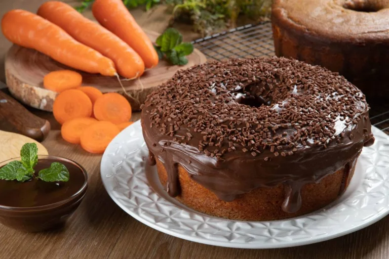 Imagem da receita de bolo de cenoura com ganache.