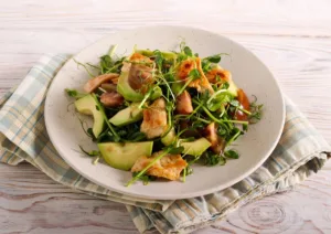 Salada de Frango com Abacate para uma janta rápida