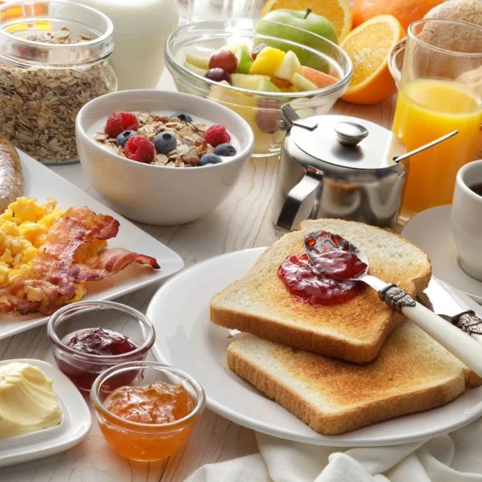 café da manhã do dia das mães: Foto de uma mesa de café da manhã repleta de frutas coloridas e uma variedade de alimentos deliciosos, representando o carinho e a celebração do Dia das Mães.