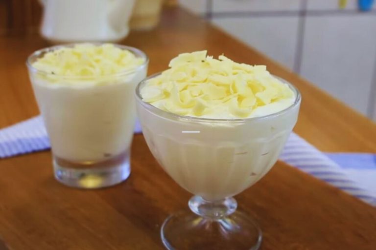 duas taças com mousse de leite ninho decoradas com raspas de chocolate branco.