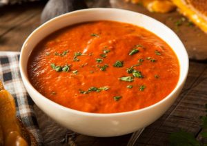 sopa de tomate caseira em uma tigela branca