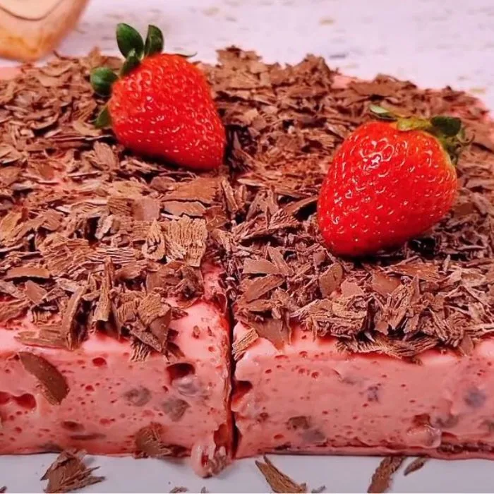 sobremesa gelada sensação: pedaços de torta de moranfo com chocolate prontos para serem consumidos