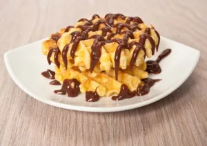 Waffle Americano com Nutella: Prato branco com 2 waffles com nutella