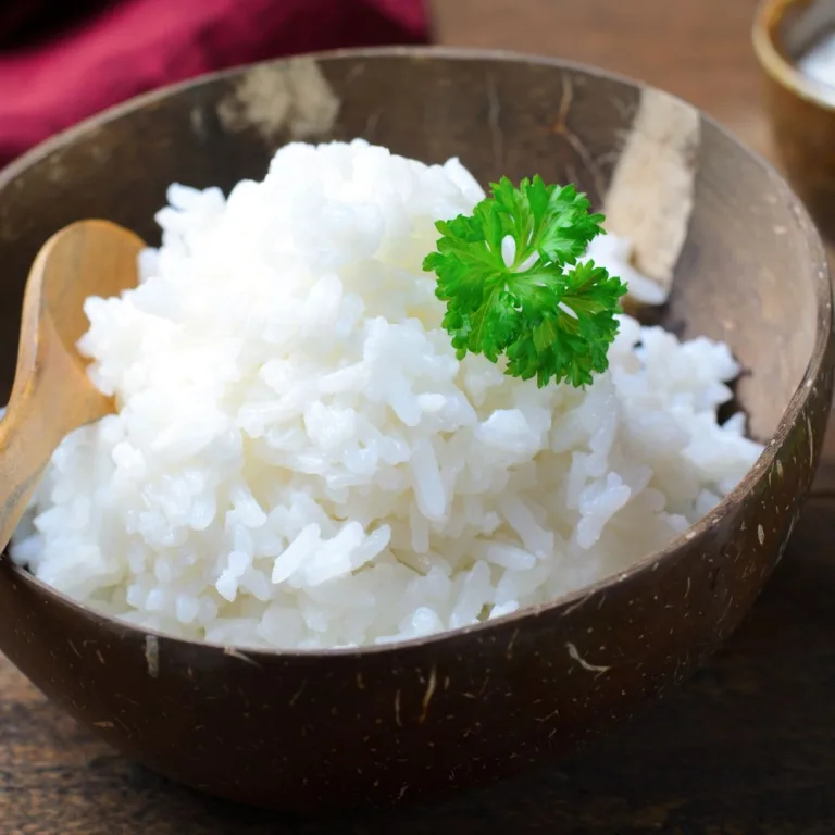 receita de arroz de coco: tigela marron com arroz