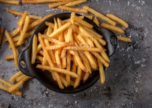 tigela na cor preta com batatas fritas