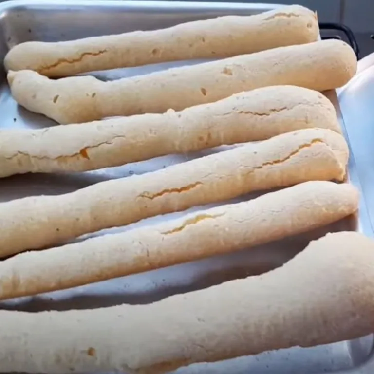 biscoito de polvilho: 6 biscoitos de polvilho em uma assadeira.