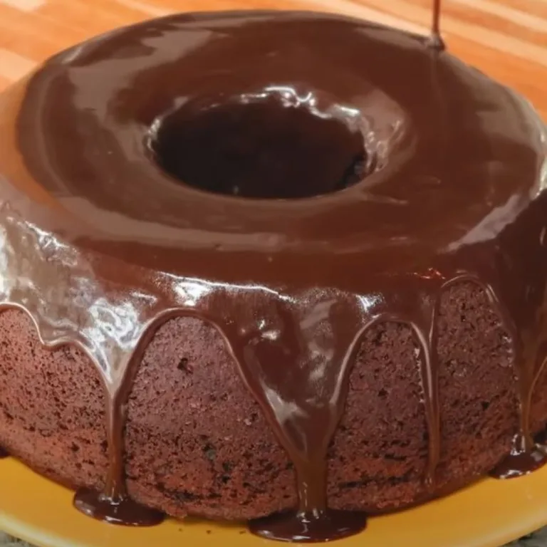 bolo de café: bolo de café em um prato com cobertura de chocolate.