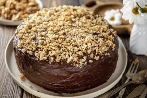 Bolo de Chocolate alemão: bolo com cobertura de chocolate e nozes picas em cima