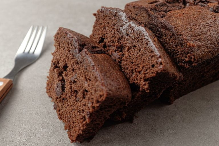 receita de bolo de chocolate de liquidificador fácil: bolo de chocolate fofinho fatiado.