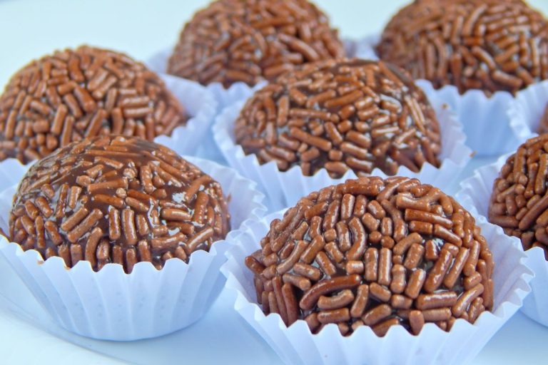 brigadeiro fit: brigadeiros fit enrolados e confeitados em forminhas brancas.