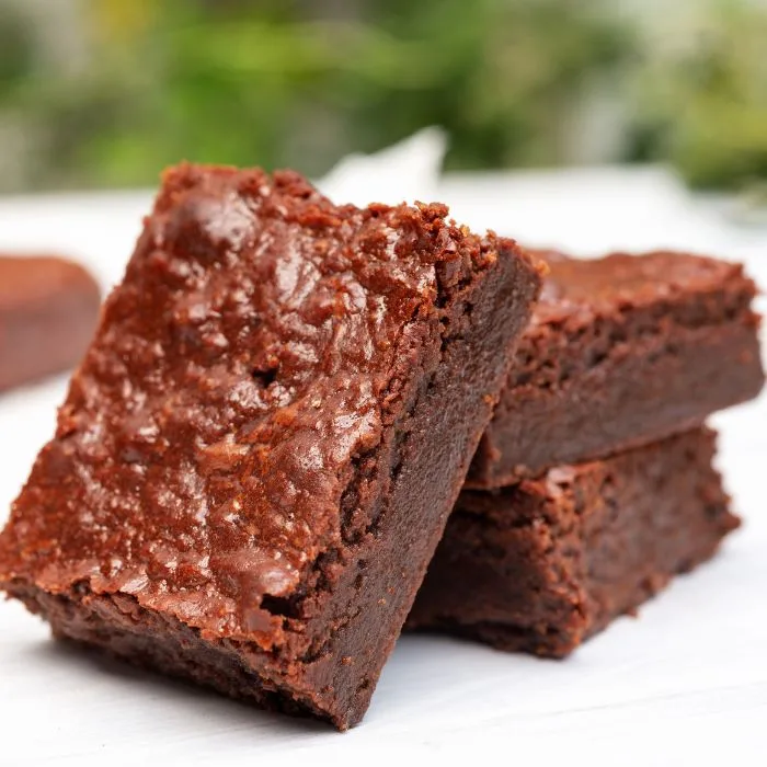 receita de brownie de chocolate: três pedaços de brownies em um prato