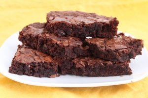 receita de brownie de Nescau: pedaços deliciosos de brownies de Nescau em um prato na cor branca.