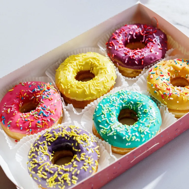 receita de donuts simples: caixa rosa com 6 donuts coloridos dentro