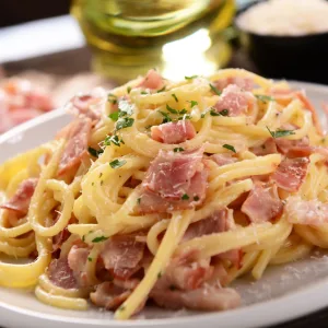 como fazer carbonara: prato com macarrão speghetti e molho carbonara