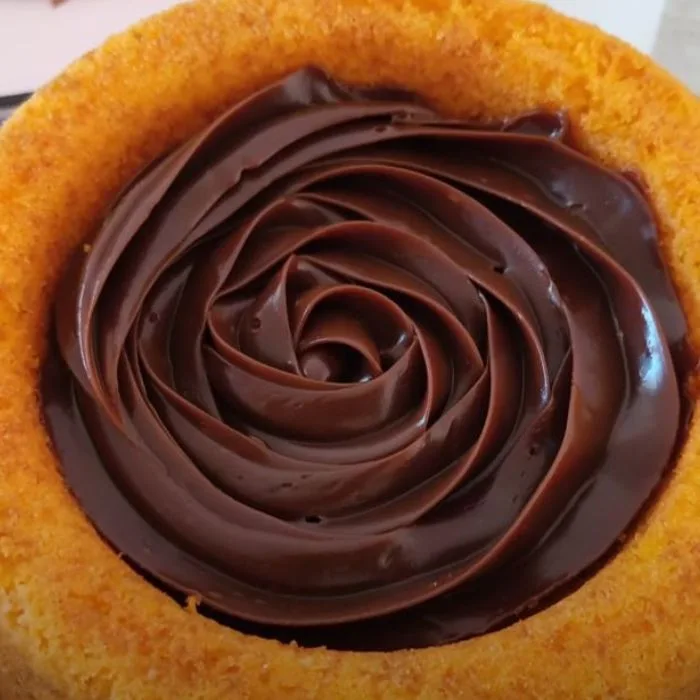 cobertura de brigadeiro: bolo com decoração de brigadeiro