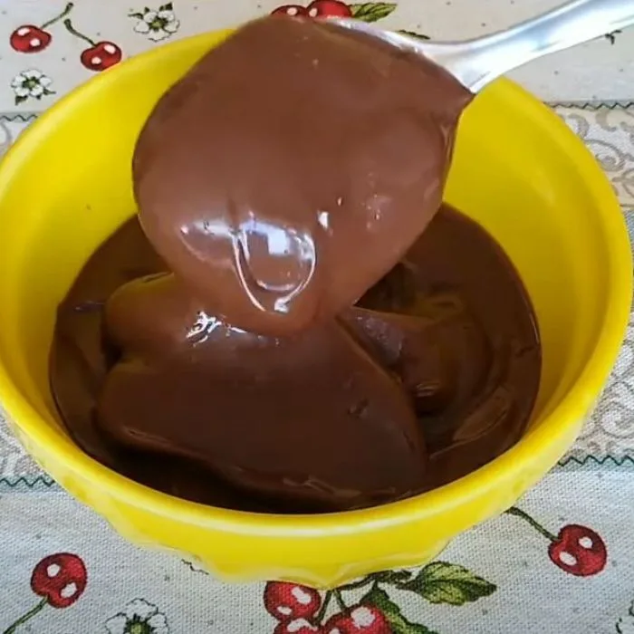 Como fazer cobertura de chocolate: tigela amarela com cobertura cremosa de chocolate