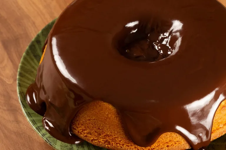 Como Fazer Bolo de Cenoura Fofinho com Cobertura de Chocolate