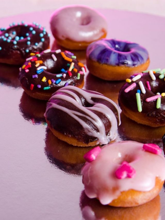 Mini cake Donuts Receita de Massa Base para Assar: Oito mini cakes donuts decorados em cima de uma base espelhada