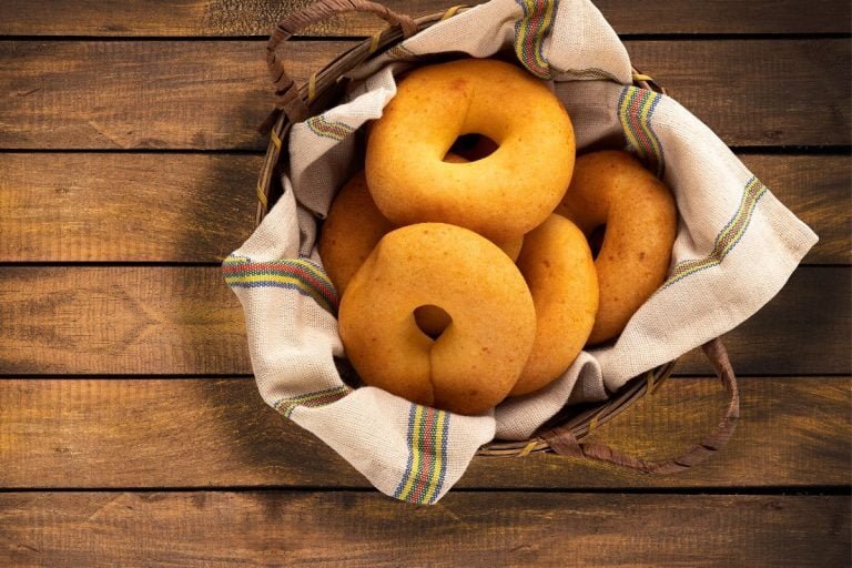 receita de donuts salgado: cesta com vários donuts salgado dentro.