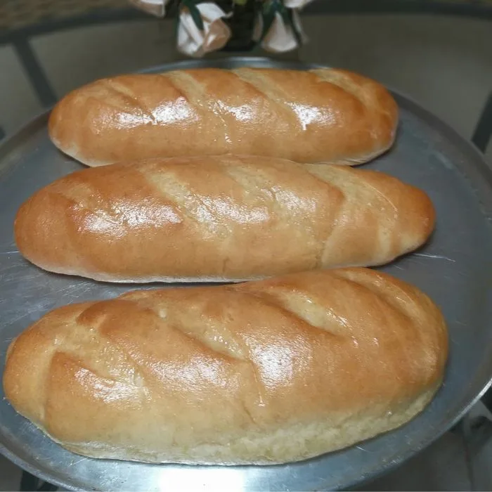 como fazer pão: 3 pães caseiros em uma assadeira.