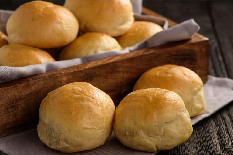 receita de pão de batata: vários pães de batata em uma cesta.