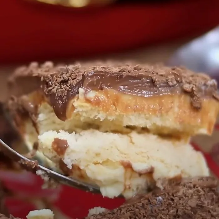 receita de pavê: pedaço de pavê de bolacha de maisena em uma colher