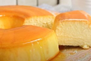pudim de queijo: uma fatia de pudim de queijo sendo cortada.