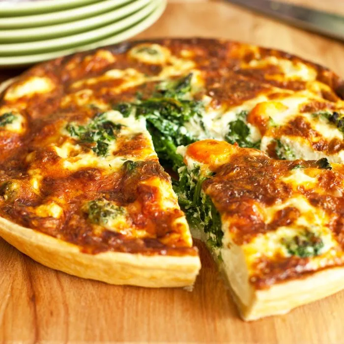 quiche de espinafre: quiche sendo fatiada.