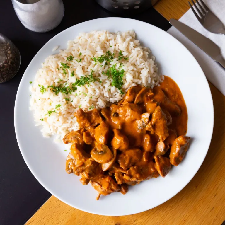 receita de strogonoff: Prato com Strogonoff de Carne e Arroz pronto para ser servido