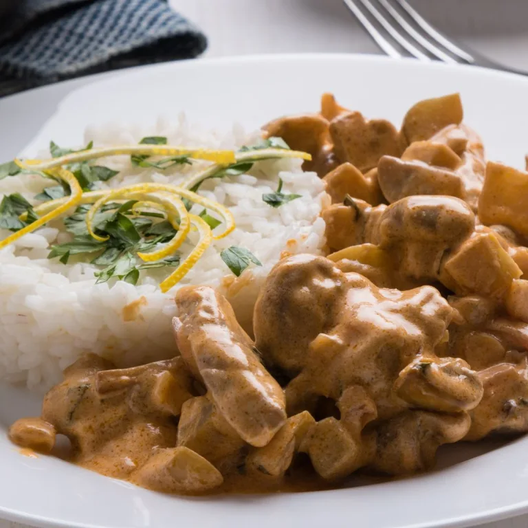 receita de strogonoff de carne: prato branco com uma porção de arroz e strogonoff de carne ao lado
