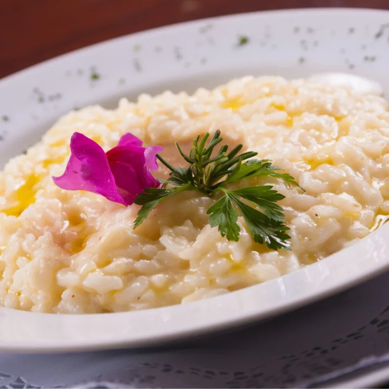 receita de risoto: prato com risoto decorado com um ramos de alecrim