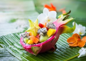 Salada de Frutas Tropicais em uma tigelinha feita de pitaya