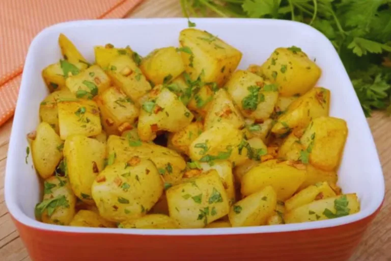 batata sauté em uma travessa prontas para serem servidas.