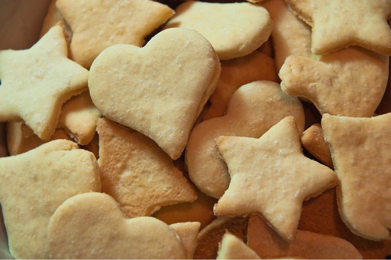 biscoitinhos de limão assados em forma de estrela e coração