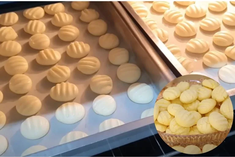 biscoito de maizena: biscoitos sendo assados no forno em 2 assadeiras.
