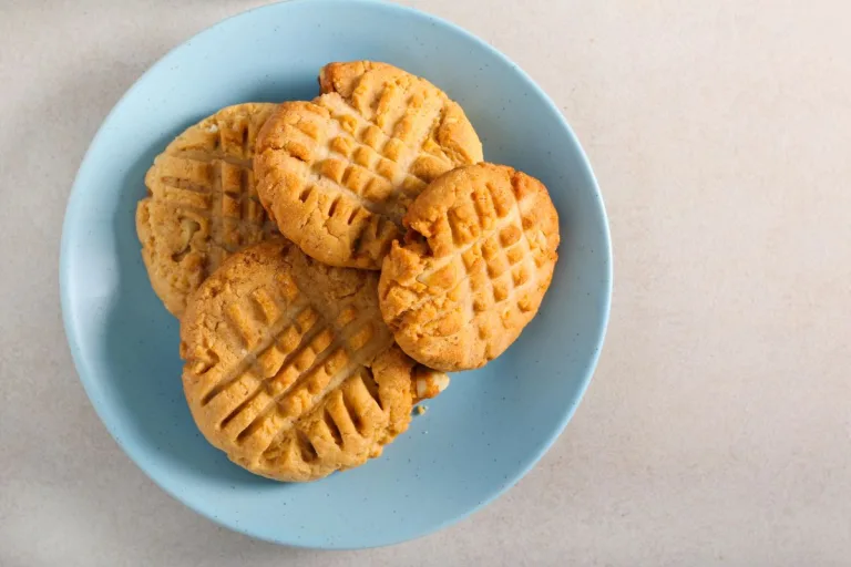 biscoito: Biscoitos amanteigados em um pratinho azul.