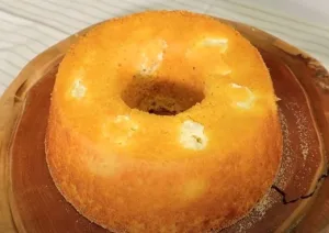 delicioso bolo de milho em lata com requeijão pronto para ser servido