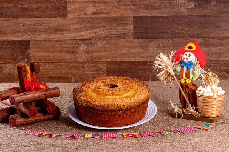 bolo de paçoca em cima de uma mesa lindamente decorada com itens de festa junina.
