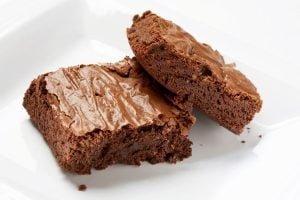 dois pedaços de brownie sem gluten e sem lactose em um prato branco.