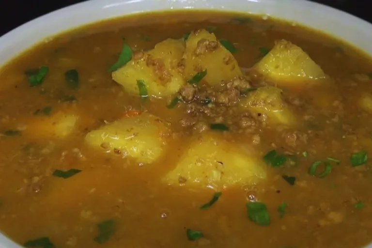 caldo de mandioca com carne moída pronto para ser servido.