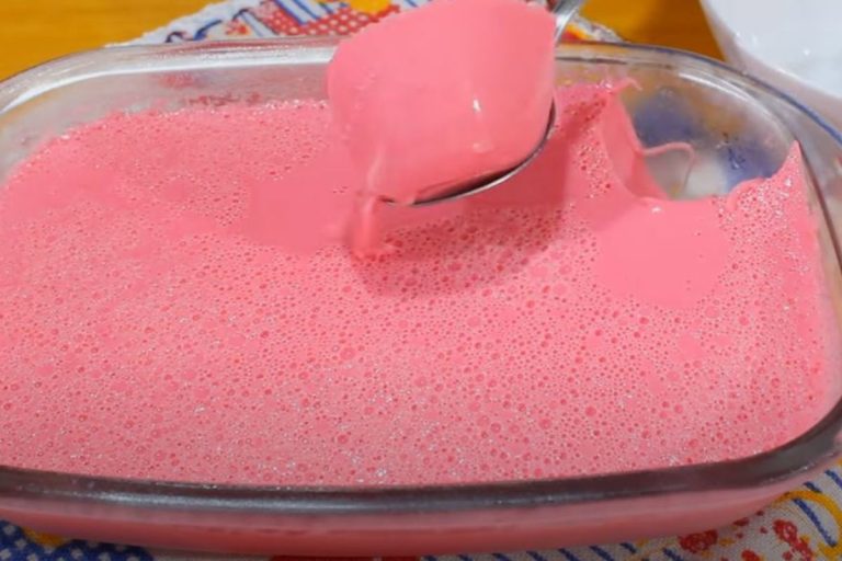como fazer gelatina: gelatina cremosa em uma travessa.