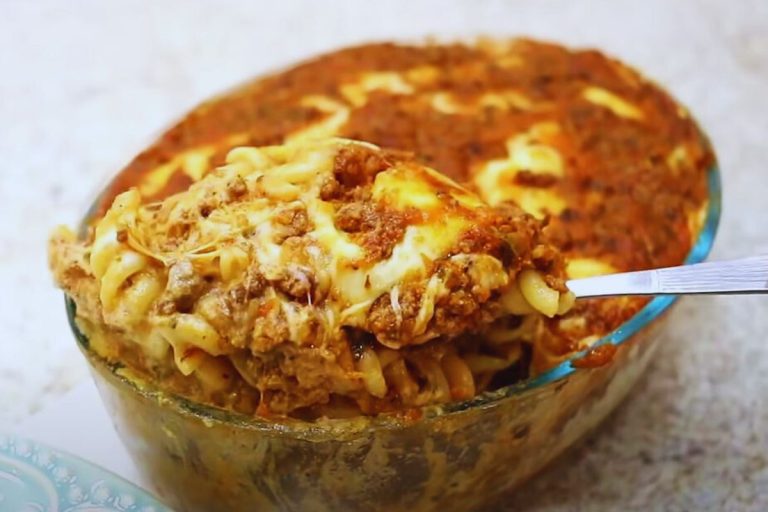 dia das maes 202 macarrão de forno com queijo super gratinado pronto para ser servido.