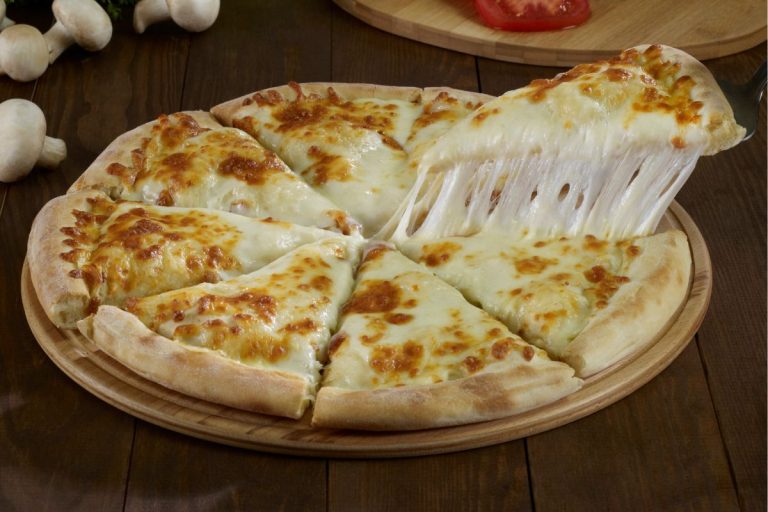 massa de pizza com fermento seco: deliciosa pizza assada com recheio de queijo