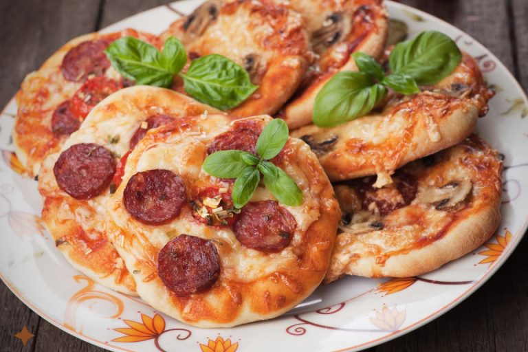 receita de mini pizza: Várias Mini pizzas em um prato prontas para para serem servidas