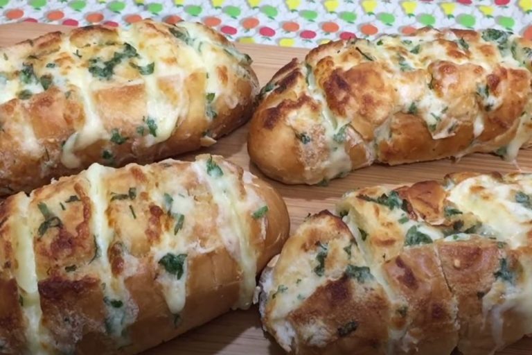 pao de alho na airfryer: quatro pães de alho feitos na airflyer dourados com queijo prontos para serem servidos.