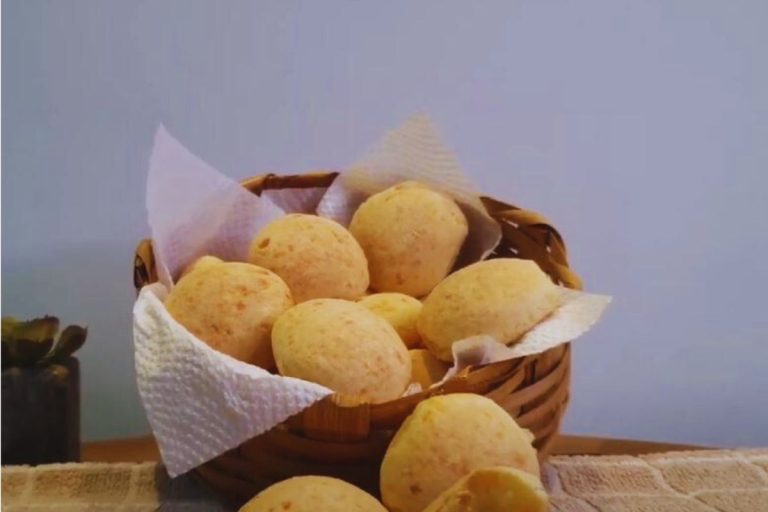 receita de pão de queijo fit: pães de queijo recém saidos do forno dentro de uma cestinha.