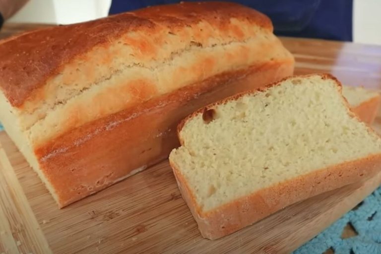 delicioso pão de sal caseiro sendo fatiado.