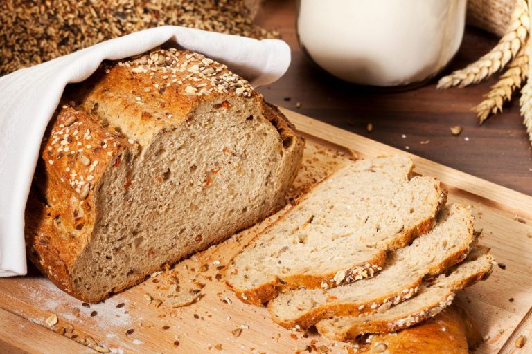 receita fácil de pão integral de liquidificador: pão integral caseiro cortado em fatias finas para consumo.