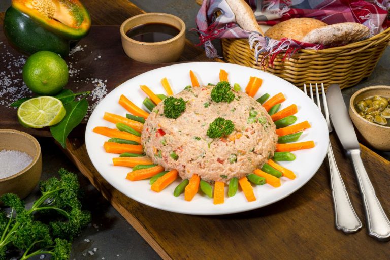 patê de atum no liquidificador: Patê em um prato decorado com cenouras.
